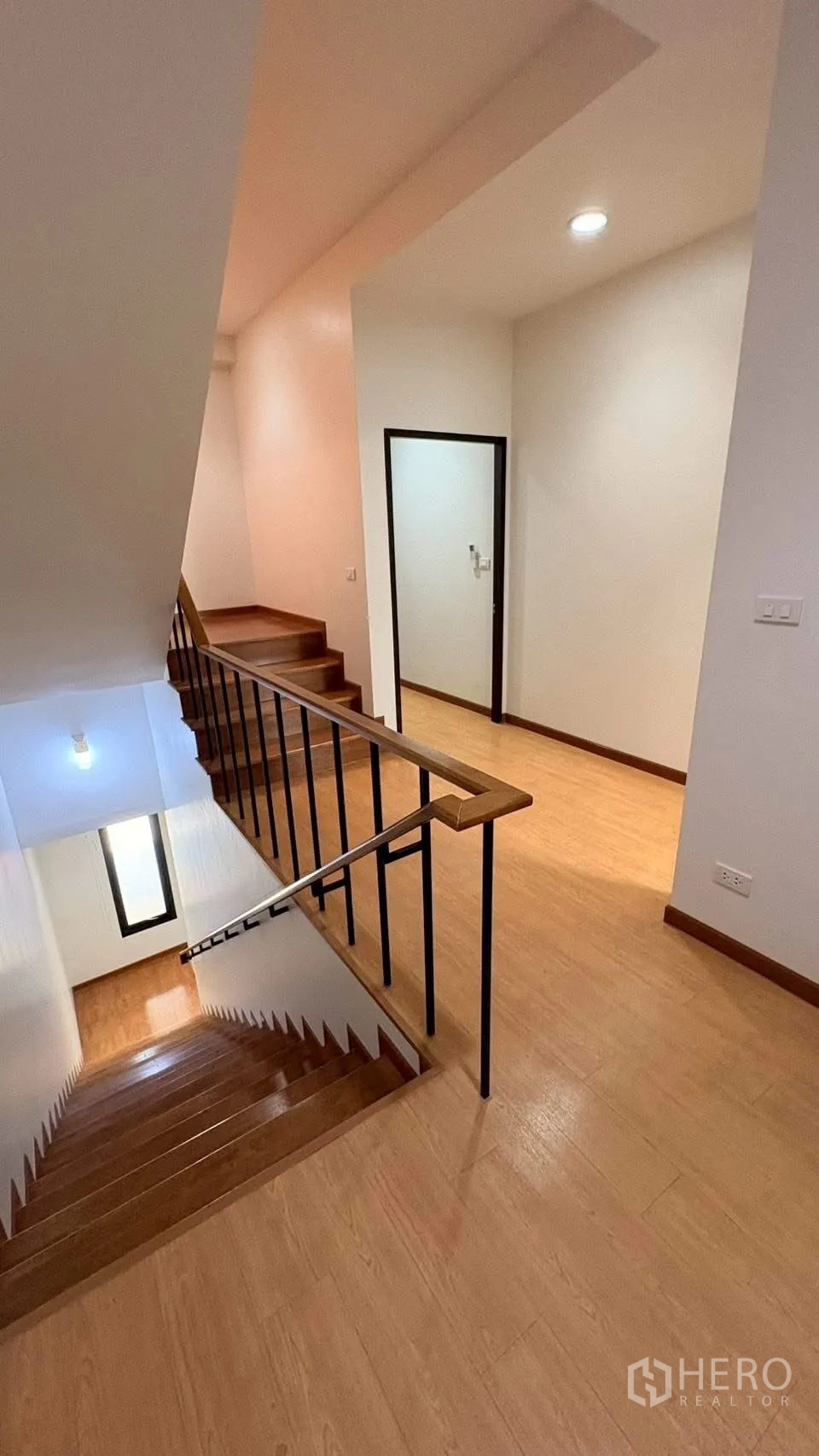 联排别墅 for rent in Phra Khanong, Bangkok - 木质楼梯与楼梯平台，金属栏杆及采光窗。