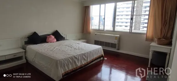 อพาร์ทเมนท์ ให้เช่าในWatthana, Bangkok - ห้องนอนสว่าง เตียงคิงไซส์ หน้าต่างบานใหญ่ มองเห็นวิวเมือง พื้นไม้เงางาม