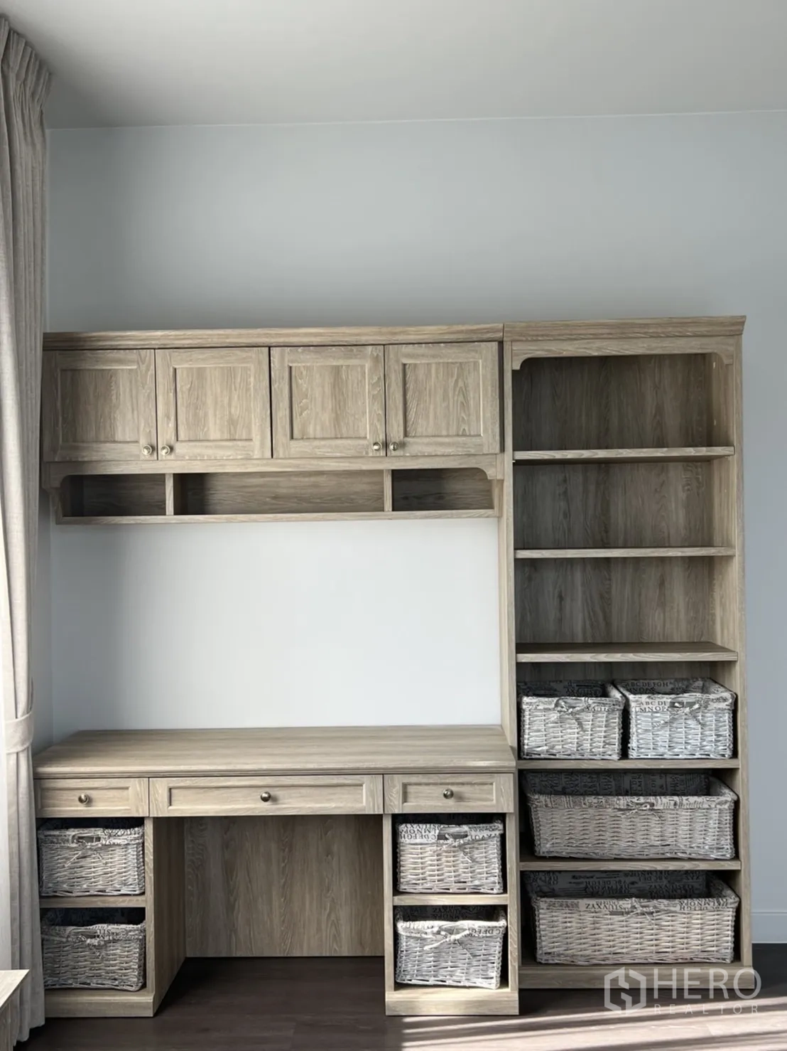 Detached House for rent in Bang Kapi, Bangkok - Built-in wooden study desk and shelving with woven storage baskets.