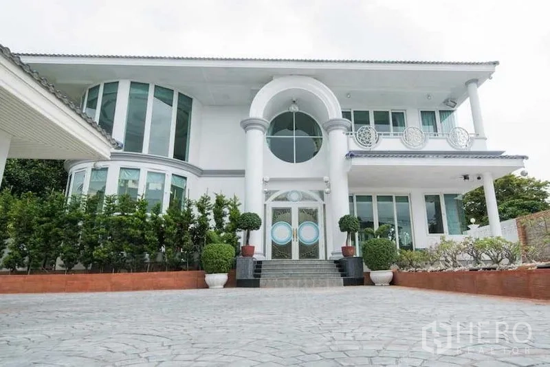 Detached House for rent or sale in Bang Kapi, Bangkok - Grand two-storey detached house with portico, balcony and wide driveway.