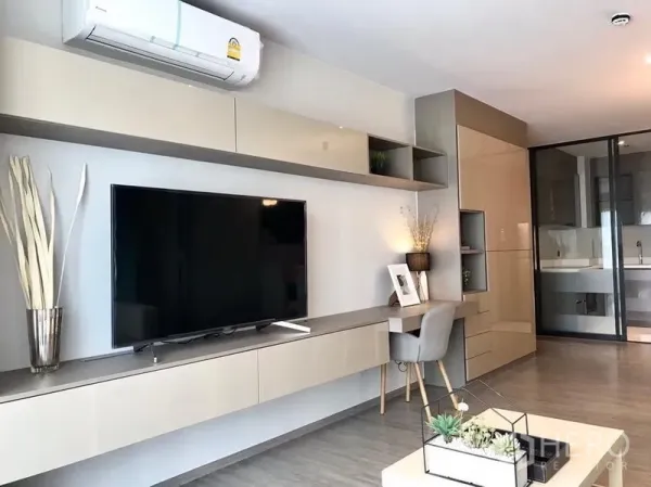 คอนโด ให้เช่าในWatthana, Bangkok - ผนังบิลท์อินพร้อมทีวีจอแบน ชั้นเก็บของและมุมทำงาน เชื่อมครัวด้วยประตูกระจกบานเลื่อน