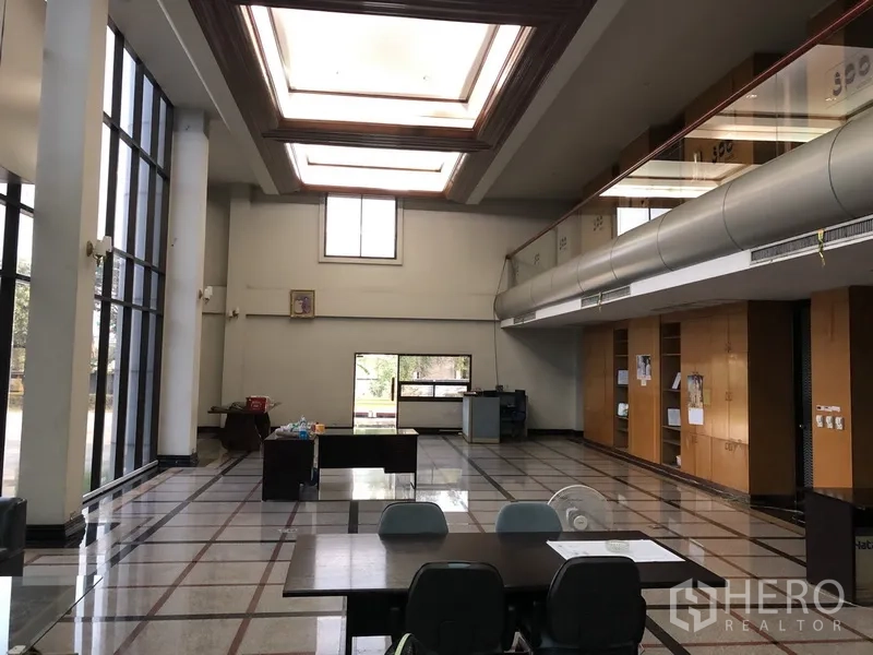 工厂 出租在Bang Bua Thong, Nonthaburi - 办公区挑高空间，落地窗与天窗采光