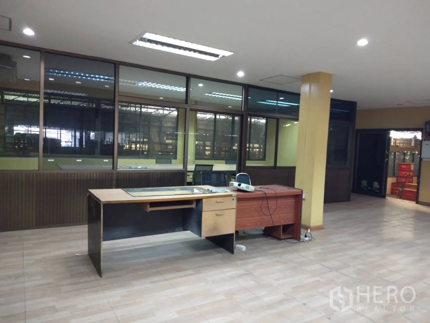 工厂 出租在Lam Luk Ka, Pathum Thani - 开放式办公室，带办公桌与地砖，大窗面向厂房。