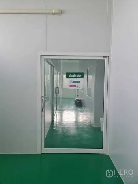 工厂 出售在Bang Pa-in, Phra Nakhon Si Ayutthaya - 室内门通向生产区，走廊明亮整洁。