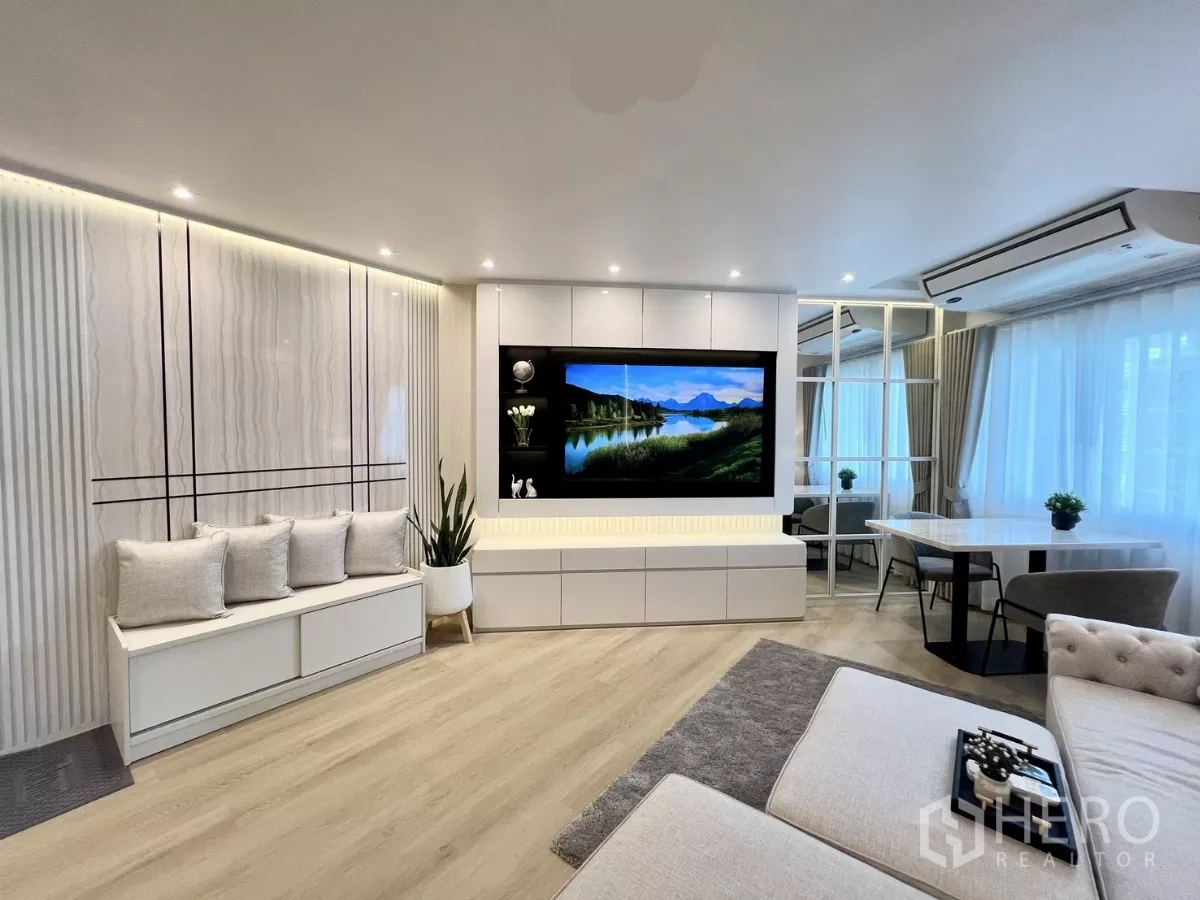 公寓 出售在Yan Nawa, Bangkok - 现代电视背景墙带LED灯带、长椅与落地窗。