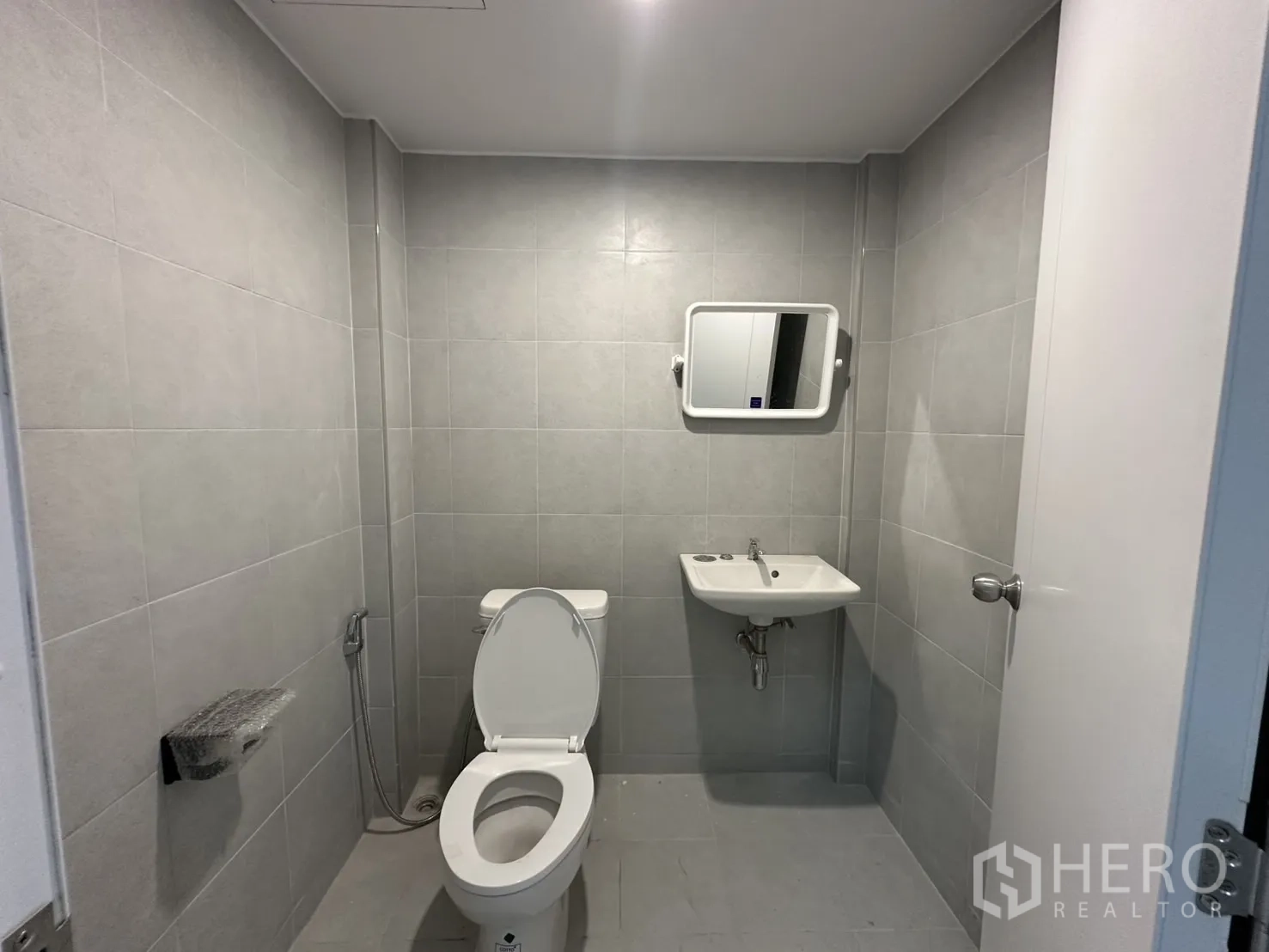 คลังสินค้า ให้เช่าในBang Phli, Samut Prakan - ห้องน้ำกระเบื้อง โถสุขภัณฑ์ อ่างล้างหน้าและกระจก