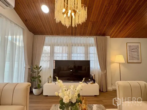 Detached House for rent in Huai Khwang, Bangkok - TV area with floor lamp, large windows and crystal chandelier