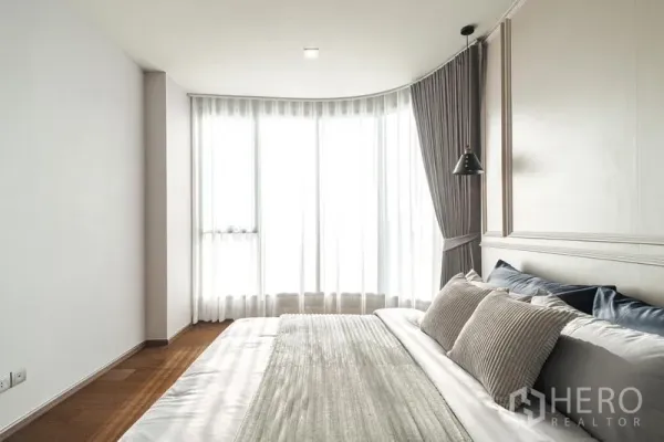 คอนโด ให้เช่าในKhlong Toei, Bangkok - ห้องนอนรับแสงธรรมชาติ เตียงคิงส์ ผ้าม่านโปร่ง และหน้าต่างโค้งแบบเต็มบาน