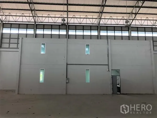 โรงงาน ให้เช่าในLam Luk Ka, Pathum Thani - ออฟฟิศสองชั้นภายในตัวอาคาร มีช่องหน้าต่างสูงและกระจกแสงบน