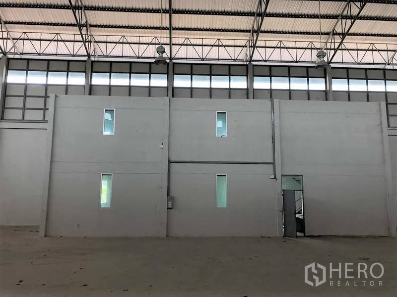 โรงงาน ให้เช่าในLam Luk Ka, Pathum Thani - ออฟฟิศสองชั้นภายในตัวอาคาร มีช่องหน้าต่างสูงและกระจกแสงบน