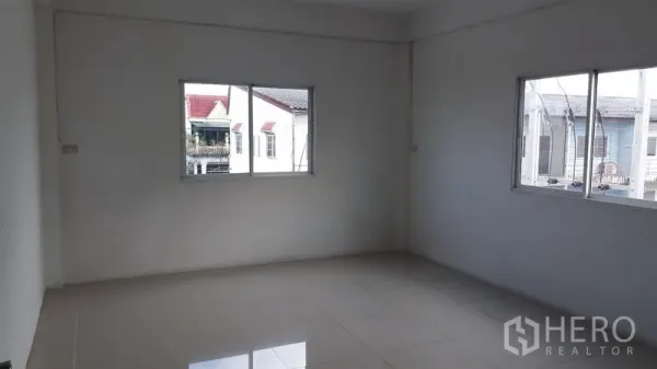 อาคารพาณิชย์ ให้เช่าในLam Luk Ka, Pathum Thani - ห้องชั้นบนมีหน้าต่างสองบาน พื้นกระเบื้อง มองเห็นอาคารข้างเคียง