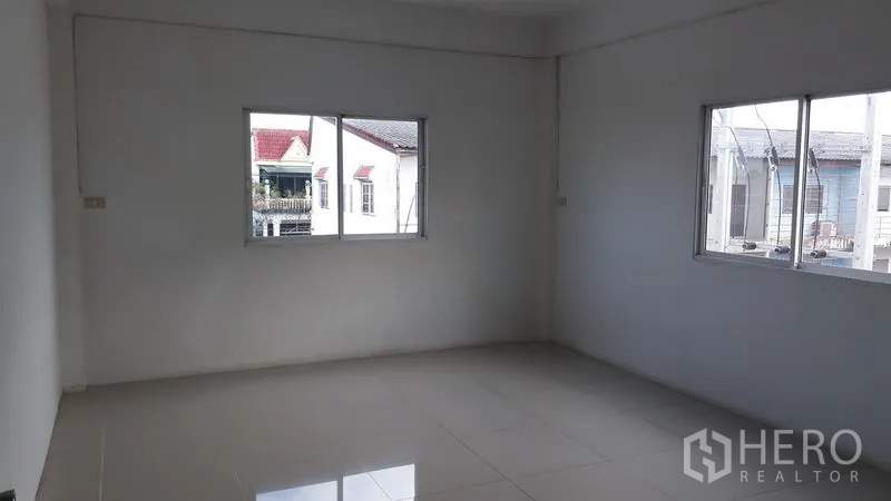 อาคารพาณิชย์ ให้เช่าในLam Luk Ka, Pathum Thani - ห้องชั้นบนมีหน้าต่างสองบาน พื้นกระเบื้อง มองเห็นอาคารข้างเคียง