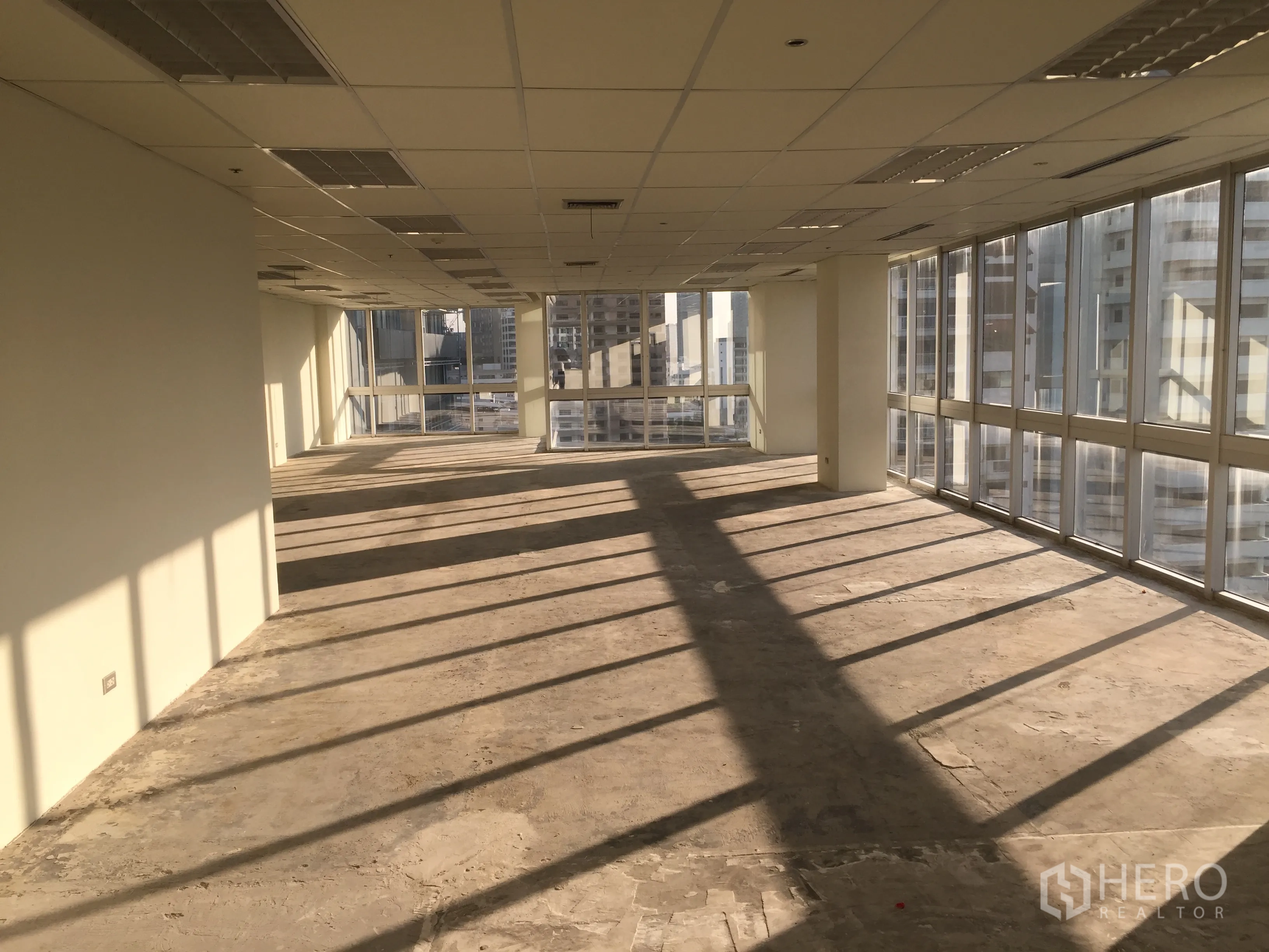 สำนักงาน ให้เช่าในKhlong Toei, Bangkok - พื้นสำนักงานกว้างยาว ผนังกระจกต่อเนื่อง มุมมองเมืองแบบพาโนรามา