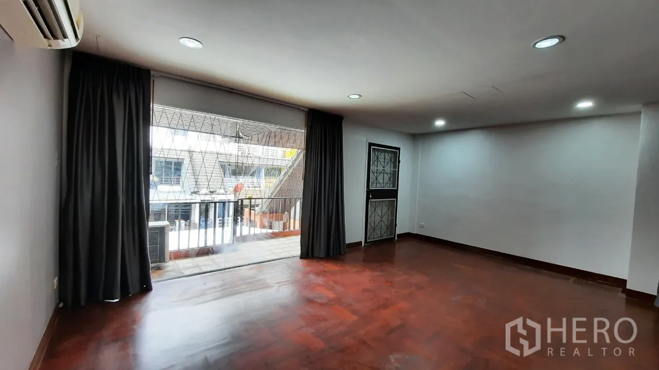 Townhouse for sale in Suan Luang, Bangkok - Large bedroom with timber floor and wide balcony window