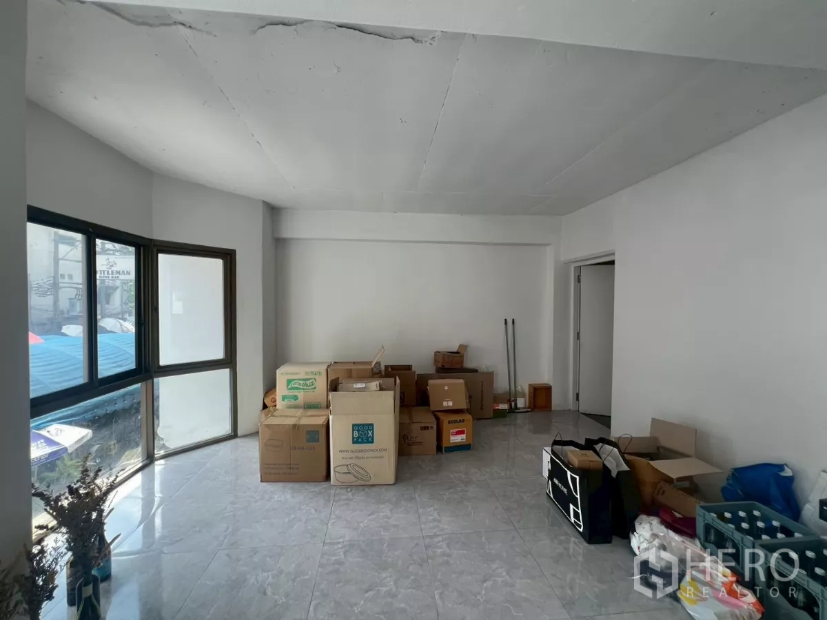 零售空间 出租在Pathum Wan, Bangkok - 转角展示区，转角窗与纸箱，待装修