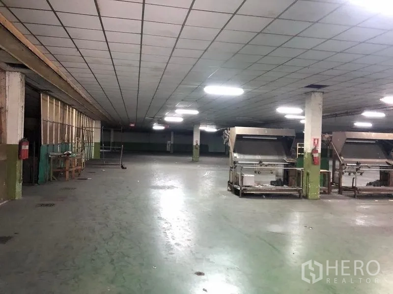 โรงงาน ให้เช่าในLat Krabang, Bangkok - ฮอลล์ผลิตขนาดใหญ่ มีเสา ไฟเพดานสว่าง และเครื่องจักรอุตสาหกรรมบนพื้นคอนกรีต