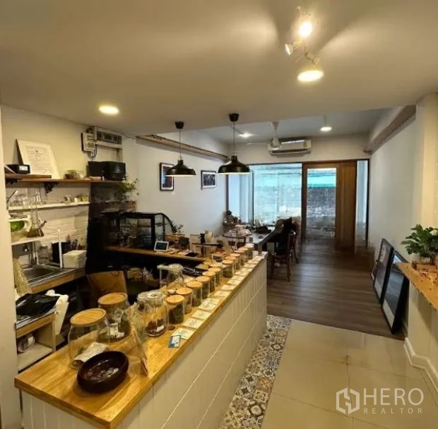 อาคารพาณิชย์ ให้เช่าในWatthana, Bangkok - พื้นที่ค้าปลีกแบบเปิด เคาน์เตอร์บริการ ชั้นวาง และมุมรับแขกติดหน้าต่างใหญ่