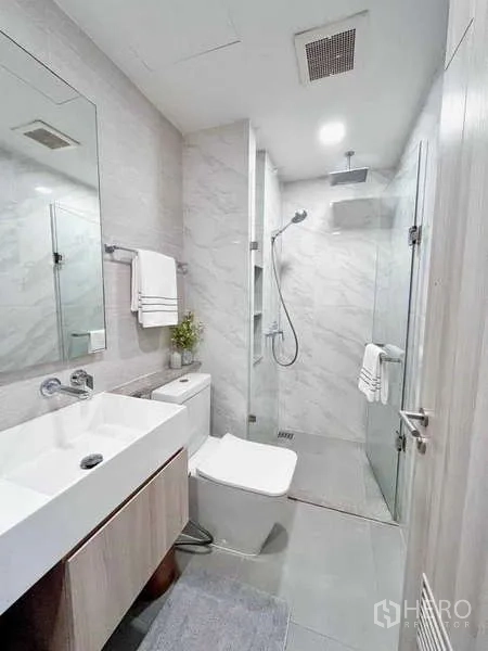 คอนโด ให้เช่าในWatthana, Bangkok - ห้องน้ำพร้อมเรนชาวเวอร์ อ่างล้างหน้าโทนขาว และผนังลายหินอ่อน