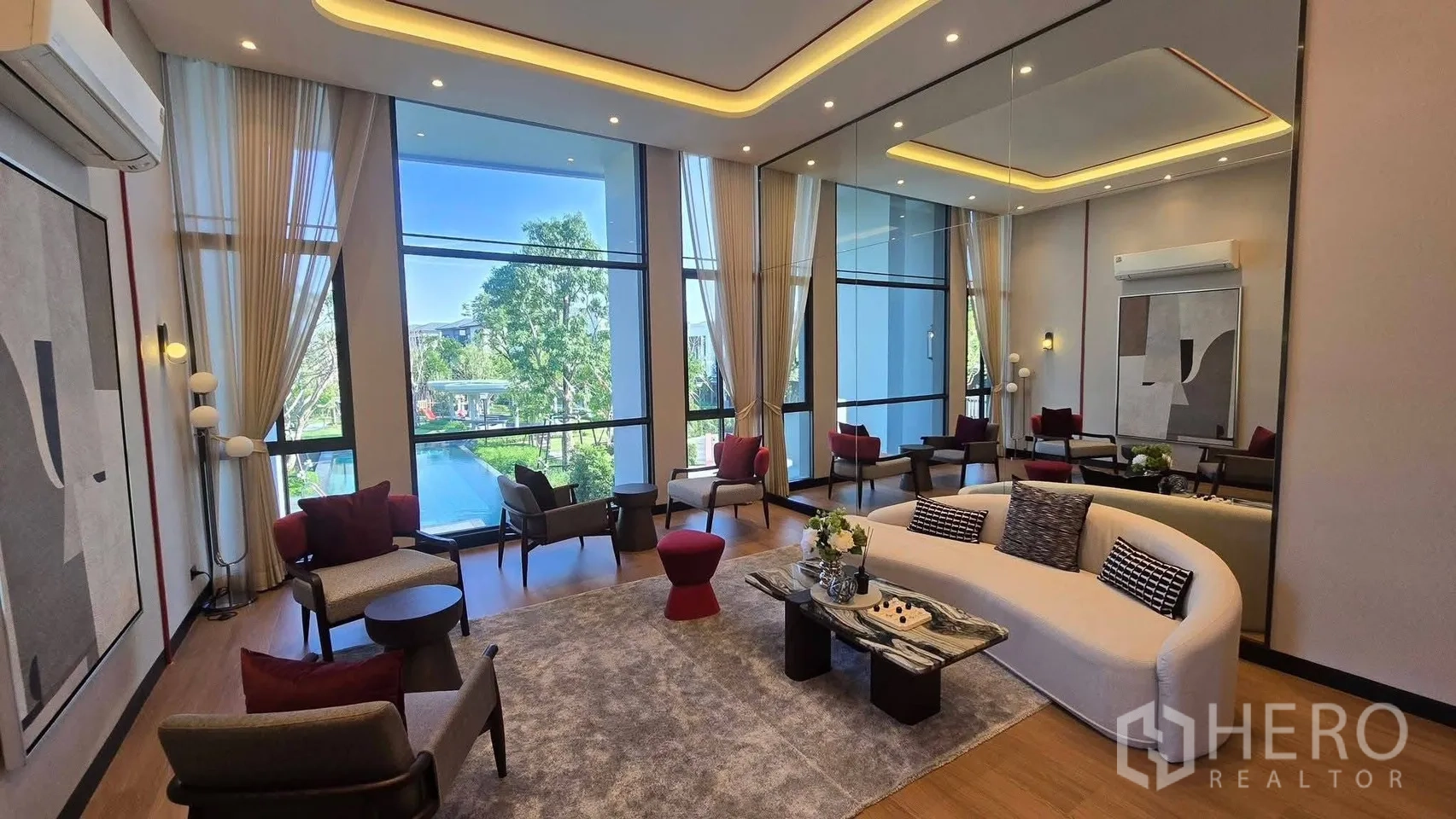 Townhouse for rent in Bang Phli, Samut Prakan - Residents’ clubhouse lounge with high ceilings, large windows, and pool view.