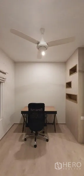 Detached House for rent - Compact study corner with desk, office chair, and ceiling fan.