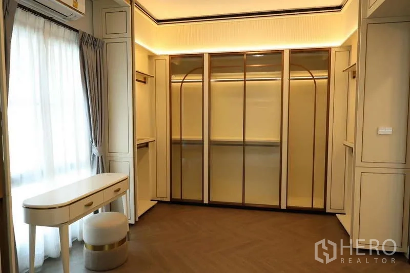 独立式住宅 出租或出售在Saphan Sung, Bangkok - 步入式衣帽间，玻璃柜门与梳妆台