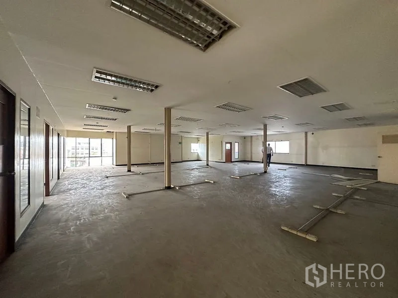 Warehouse for rent in Suan Luang, Bangkok - Expansive floor plate with columns, interior doors and surface cable trays.