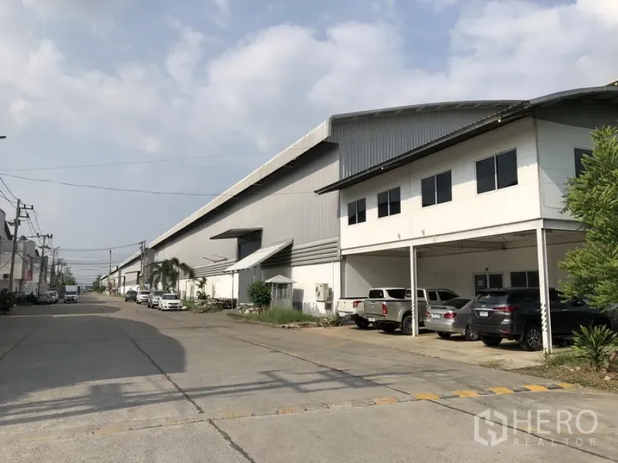 工厂 出租在Phra Nakhon Si Ayutthaya - 旺诺伊工业园内的大型工厂，带办公楼与有顶停车位，临宽阔园区道路。