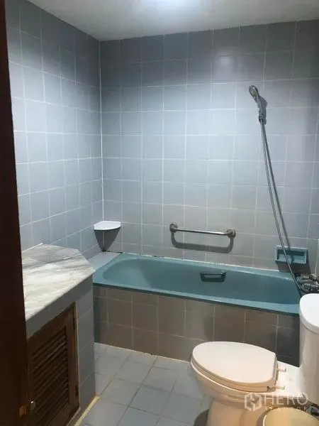 พื้นที่ขายปลีก ให้เช่าในKhlong Toei, Bangkok - ห้องน้ำปูกระเบื้องสีเทา มีอ่างอาบน้ำ ฝักบัว และโถสุขภัณฑ์