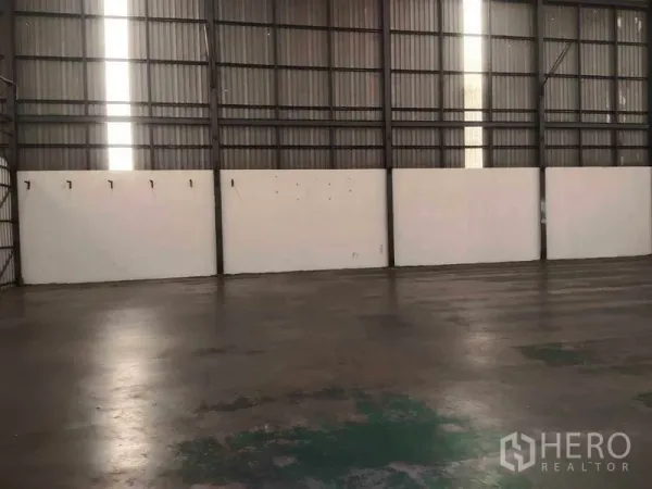 货栈 出租在Mueang Samut Sakhon, Samut Sakhon - 仓库内部，抛光混凝土地面与高挑钢结构墙体