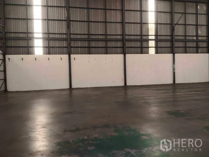 货栈 出租在Mueang Samut Sakhon, Samut Sakhon - 仓库内部，抛光混凝土地面与高挑钢结构墙体