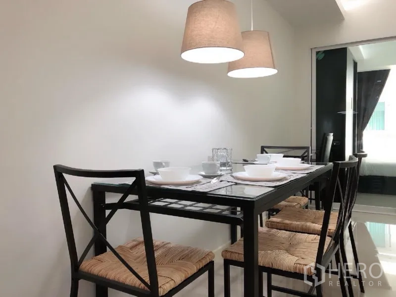 คอนโด ให้เช่าหรือขายในKhlong Toei, Bangkok - มุมรับประทานอาหารโมเดิร์น โต๊ะกระจก 4 ที่นั่ง ใต้โคมแขวน ข้างประตูบานเลื่อน