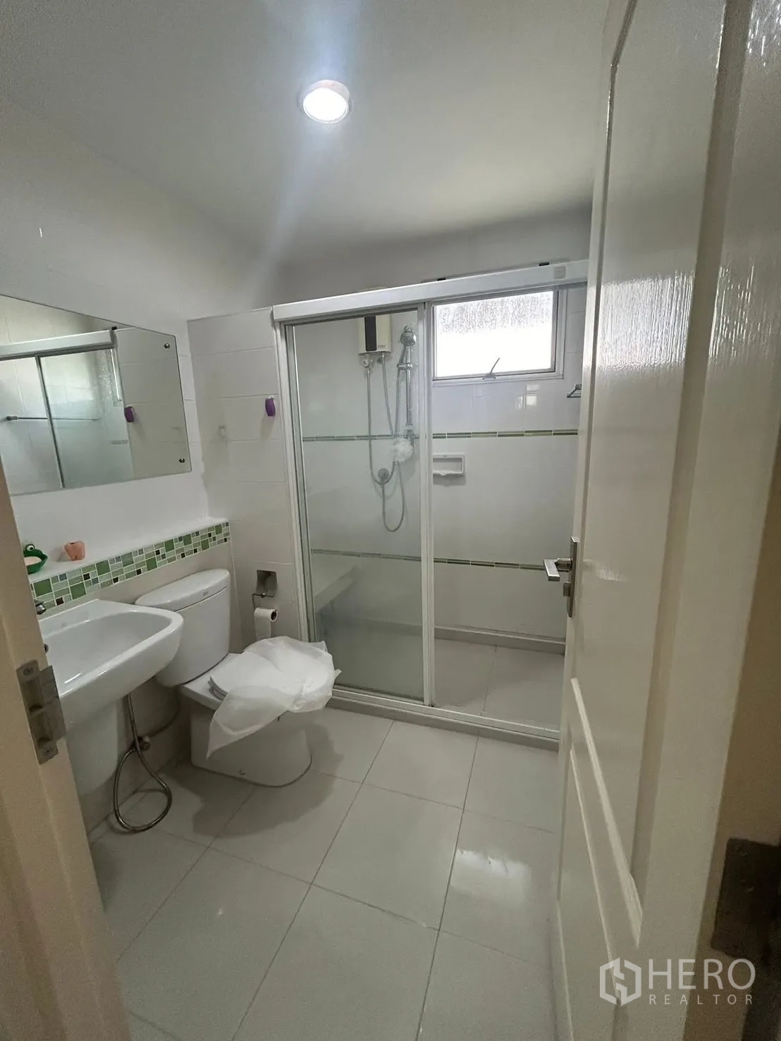 独栋房屋 for rent in Bang Na, Bangkok - 第二浴室，设玻璃淋浴房、马桶与洗手台。