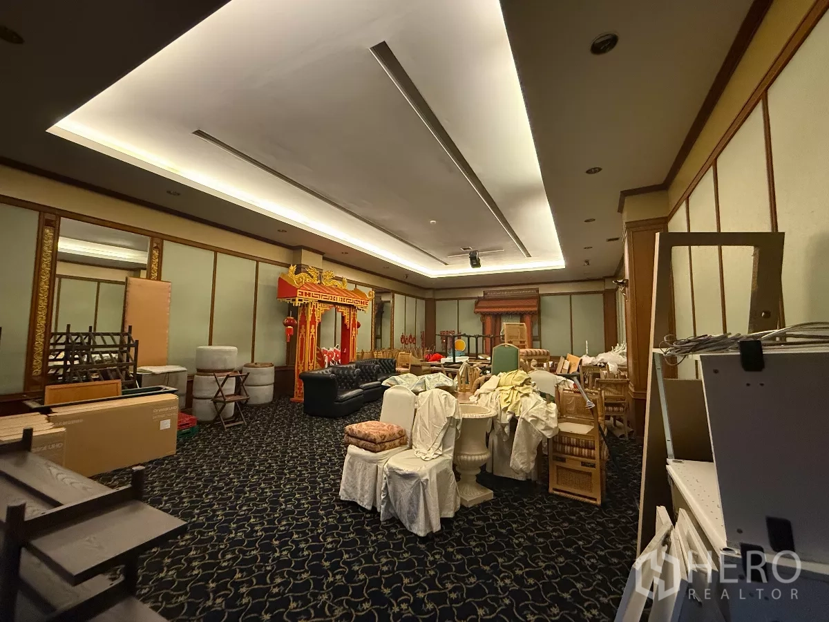 零售空间 出租在Pathum Wan, Bangkok - 宽敞大厅，顶灯充足，装饰拱门、沙发与堆放椅子。