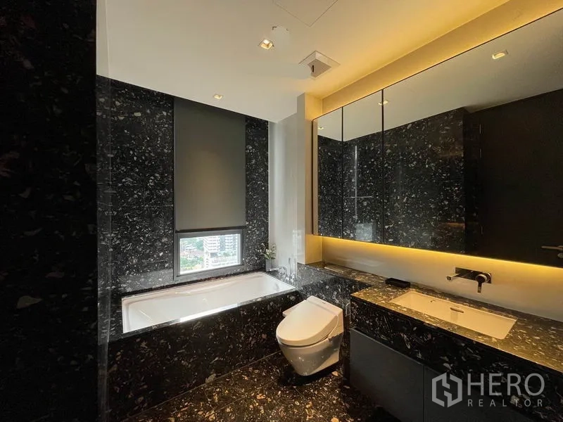 คอนโด ให้เช่าในKhlong Toei, Bangkok - ห้องน้ำหรูหราลายหินอ่อนสีเข้ม อ่างอาบน้ำ กระจกไฟแบ็คไลท์ และสุขภัณฑ์ทันสมัย