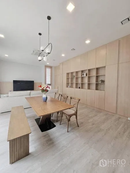 Detached House for rent - Dining space with pendant lighting, bench seating and full‑height storage wall.