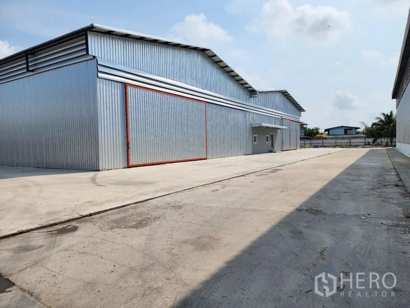 โรงงาน ให้เช่าในMueang Samut Sakhon, Samut Sakhon - ด้านข้างอาคารโกดัง พร้อมทางวิ่งยาวสำหรับการหมุนรถบรรทุก