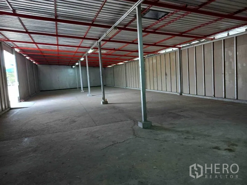 货栈 出租在Pathum Thani - 深进式仓库通道，钢柱与推拉门入口