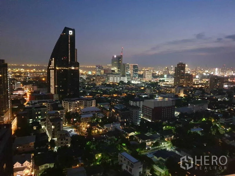 公寓 出租或出售在Khlong Toei, Bangkok - 高楼层阳台望向曼谷夜景全貌。