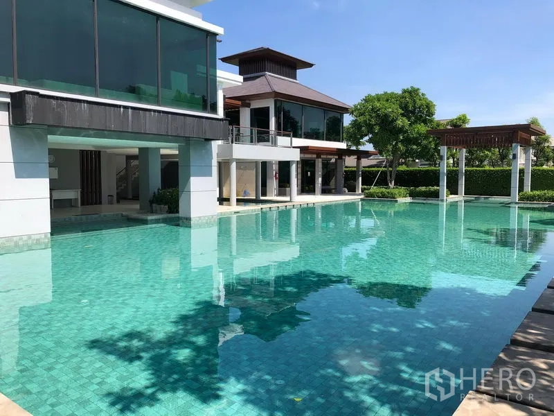 Detached House for rent or sale in Bang Kapi, Bangkok - Large clubhouse swimming pool with modern pavilions and sun deck in the estate.