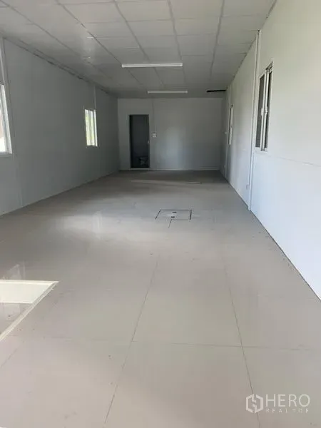 工厂 出租在Khlong Luang, Pathum Thani - 室内办公间，白墙瓷砖地、吊顶，有窗并通往卫生间的门