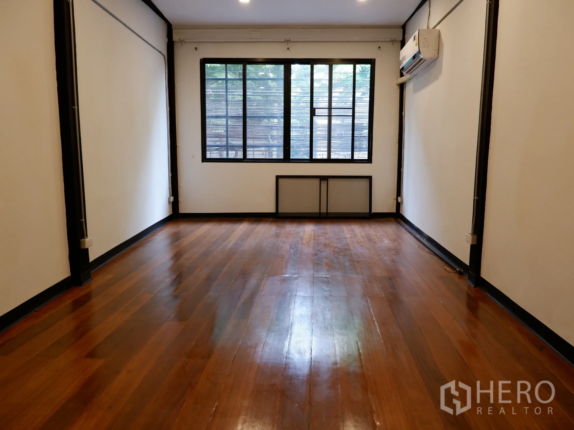 สำนักงานที่บ้าน ขายในBang Rak, Bangkok - ห้องกว้างพื้นไม้จริงขัดเงา หน้าต่างบานใหญ่ พร้อมแอร์ผนัง