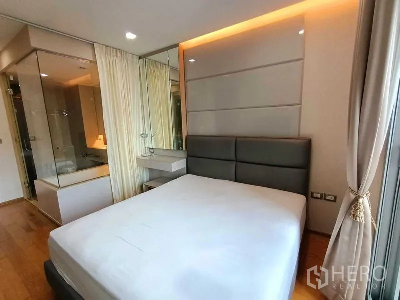 คอนโด ให้เช่าในRatchathewi, Bangkok - ห้องนอนเชื่อมต่อห้องน้ำกระจกพร้อมอ่างอาบน้ำ กระจกเงา และแสงไฟนุ่มนวล