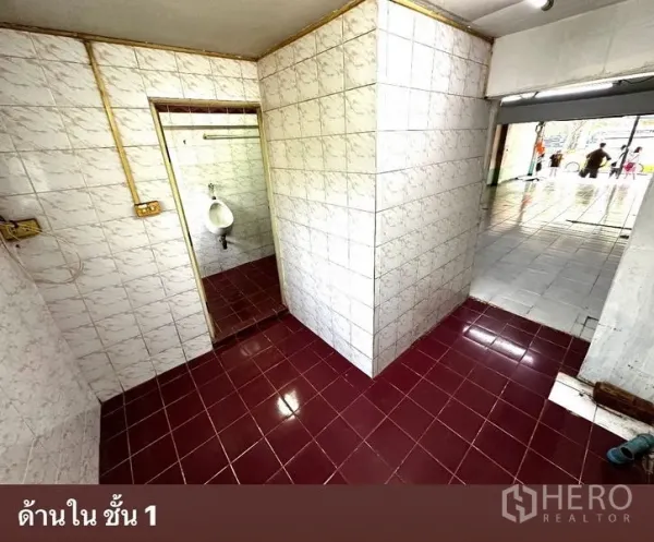 อาคารพาณิชย์ ให้เช่าในWatthana, Bangkok - ทางเข้าห้องน้ำกระเบื้อง มองออกไปยังโถงชั้นล่างแบบเปิดโล่ง.