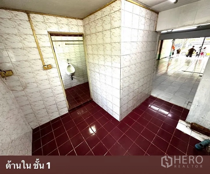 อาคารพาณิชย์ ให้เช่าในWatthana, Bangkok - ทางเข้าห้องน้ำกระเบื้อง มองออกไปยังโถงชั้นล่างแบบเปิดโล่ง.