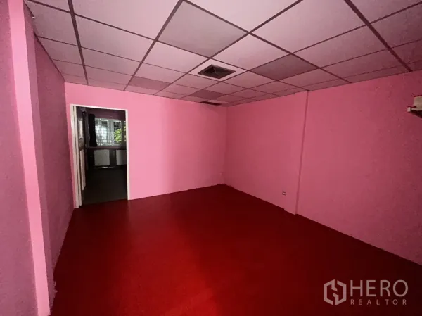 อาคารพาณิชย์ ให้เช่าในKhlong Toei, Bangkok - ห้องชั้นบนผนังสีชมพู พื้นอีพ็อกซี่สีแดง เพดานแบบฝ้า
