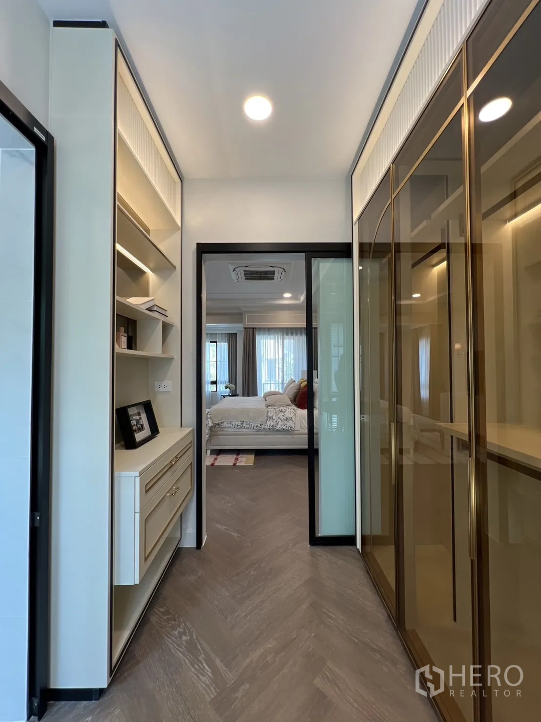 Detached House for rent in Saphan Sung, Bangkok - Closet corridor leading back to the primary bedroom.