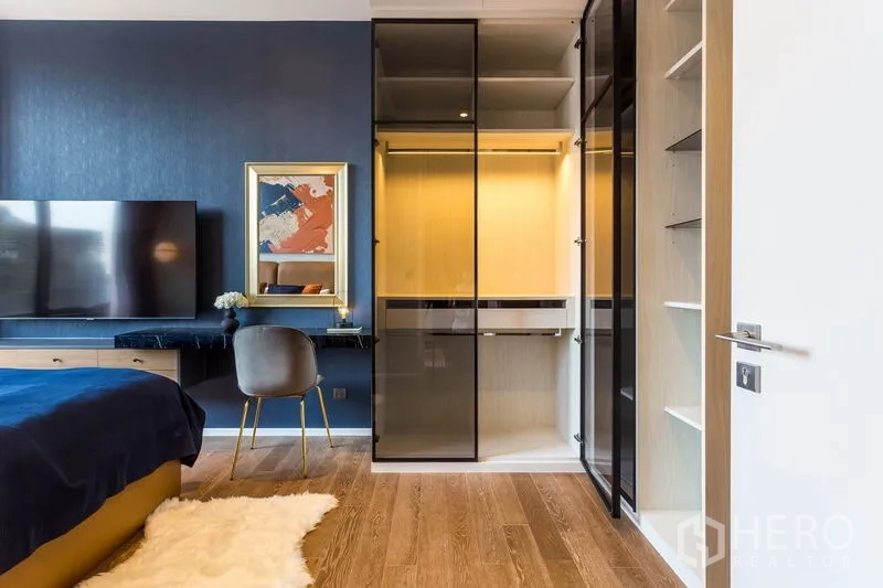 คอนโด ให้เช่าหรือขายในPathum Wan, Bangkok - ตู้บิลท์อินบานกระจกและโต๊ะทำงานตรงข้ามเตียง พร้อมทีวีจอใหญ่ ในคอนโด 1 ห้องนอนกรุงเทพฯ