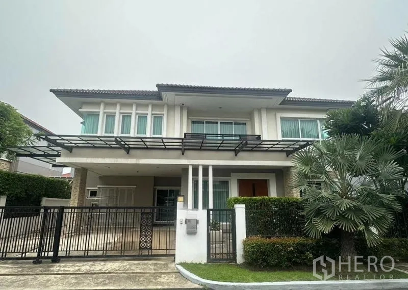 Detached House for sale in Saphan Sung, Bangkok - Two-storey detached house with gated driveway and landscaped hedges in Saphan Sung.