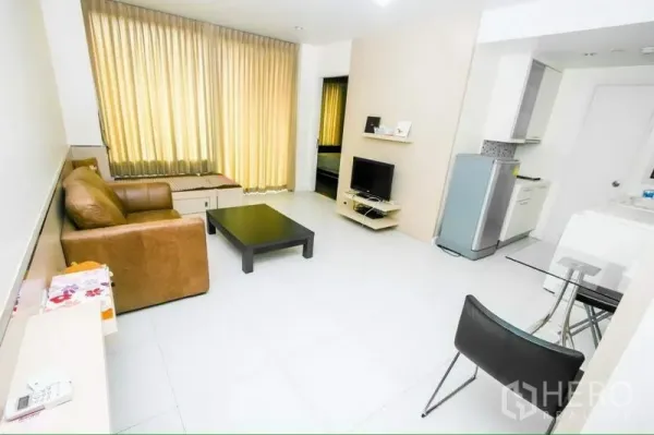 公寓 出租在Ratchathewi, Bangkok - 曼谷公寓明亮客厅，落地窗配窗帘，皮沙发、电视柜与小餐区。