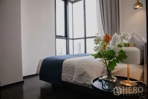 คอนโด ให้เช่าในWatthana, Bangkok - ห้องนอนมุมกระจกเต็มบาน มองเห็นวิวเมือง